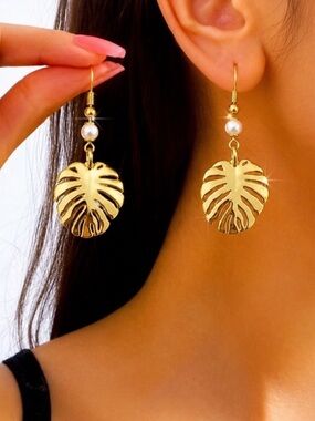 🆕 Tropical Leaf Earrings